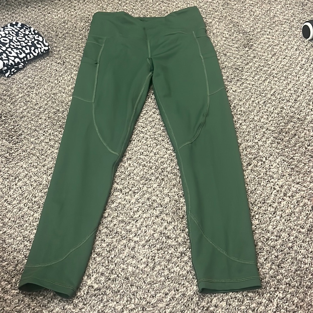 Size 8-10 pine pocket leggings.  Gently used and washed to brand specifications.